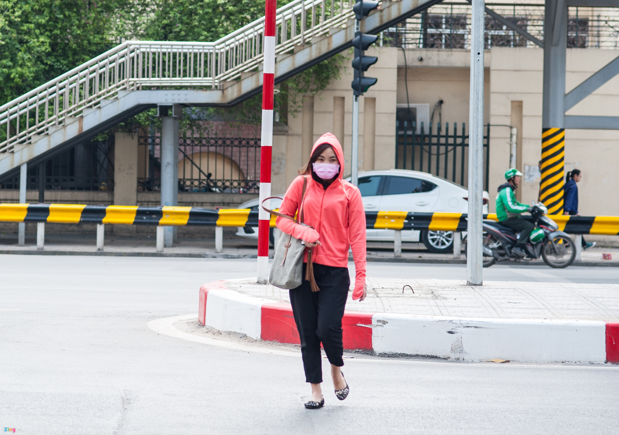 CSGT xử phạt, người đi bộ vẫn vi phạm luật tràn lan